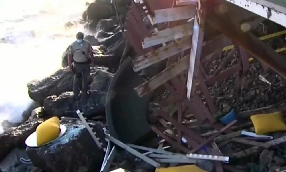 Η στιγμή που καταρρέει μπαλκόνι γεμάτο ανθρώπους στο Μαλιμπού